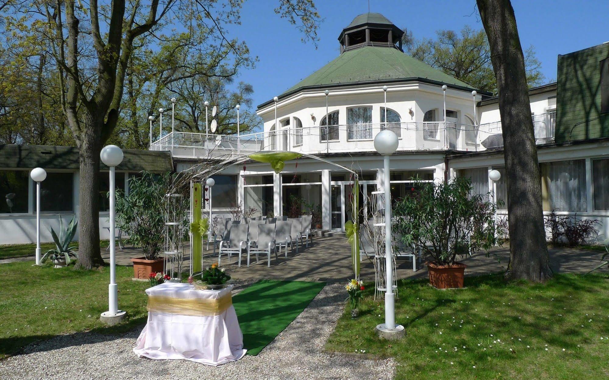 Hotel Ostrov Nymburk Zewnętrze zdjęcie